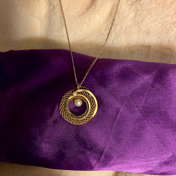 HP ~ Gold Chain Wreath with Pearl Center - Picture 3 of 3